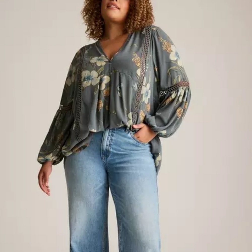 🆕️ 1X TORRID FESTI LACE INLAY BOHO BLOUSE - GREY BLUE FLORAL